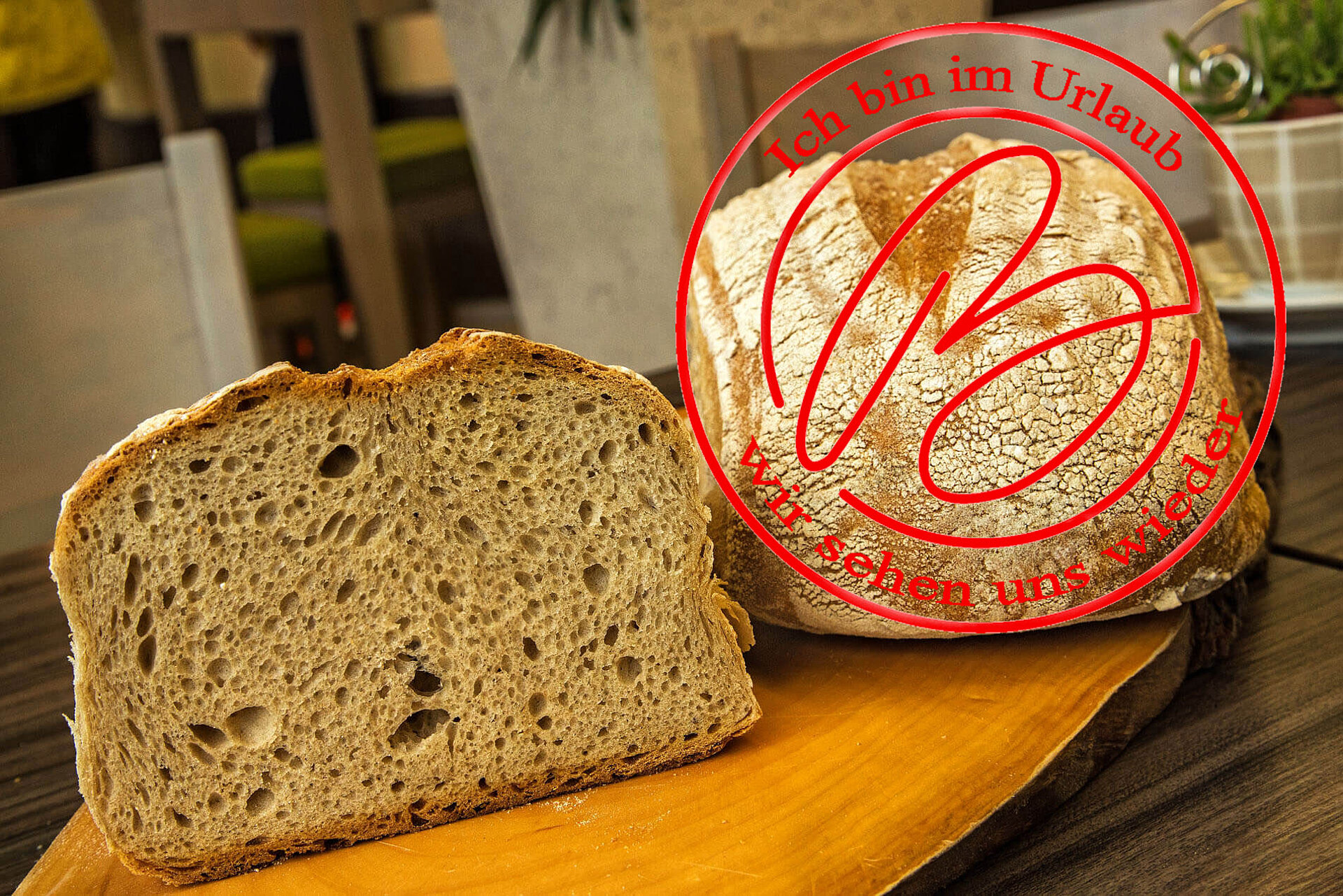 Mischbrot mit rotem Stempel "ich bin im Urlaub"