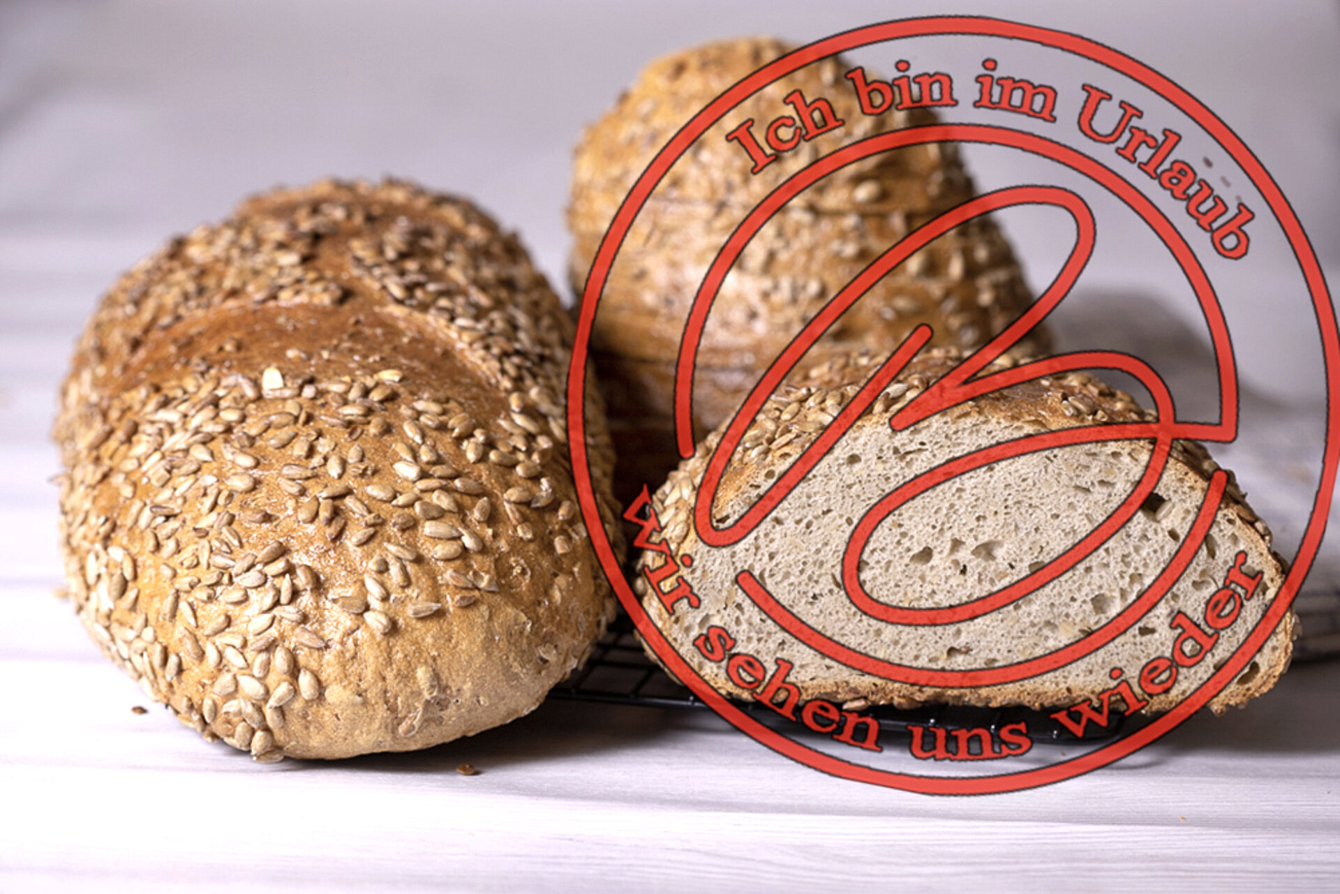 Sonnenblumenbrot mit rotem Stempel "ich bin im Urlaub"