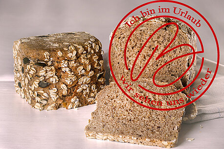 Mühlensteiner Vollkornbrot mit rotem Stempel "ich bin im Urlaub"