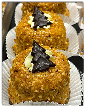 Frankfurter Törtchen mit Weihnachtsdekoration