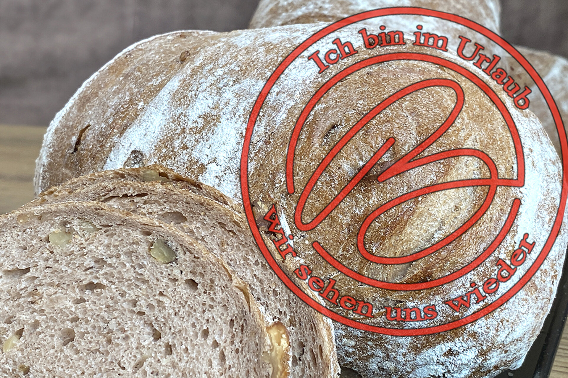 Walnussbrot mit rotem Stempel "ich bin im Urlaub"